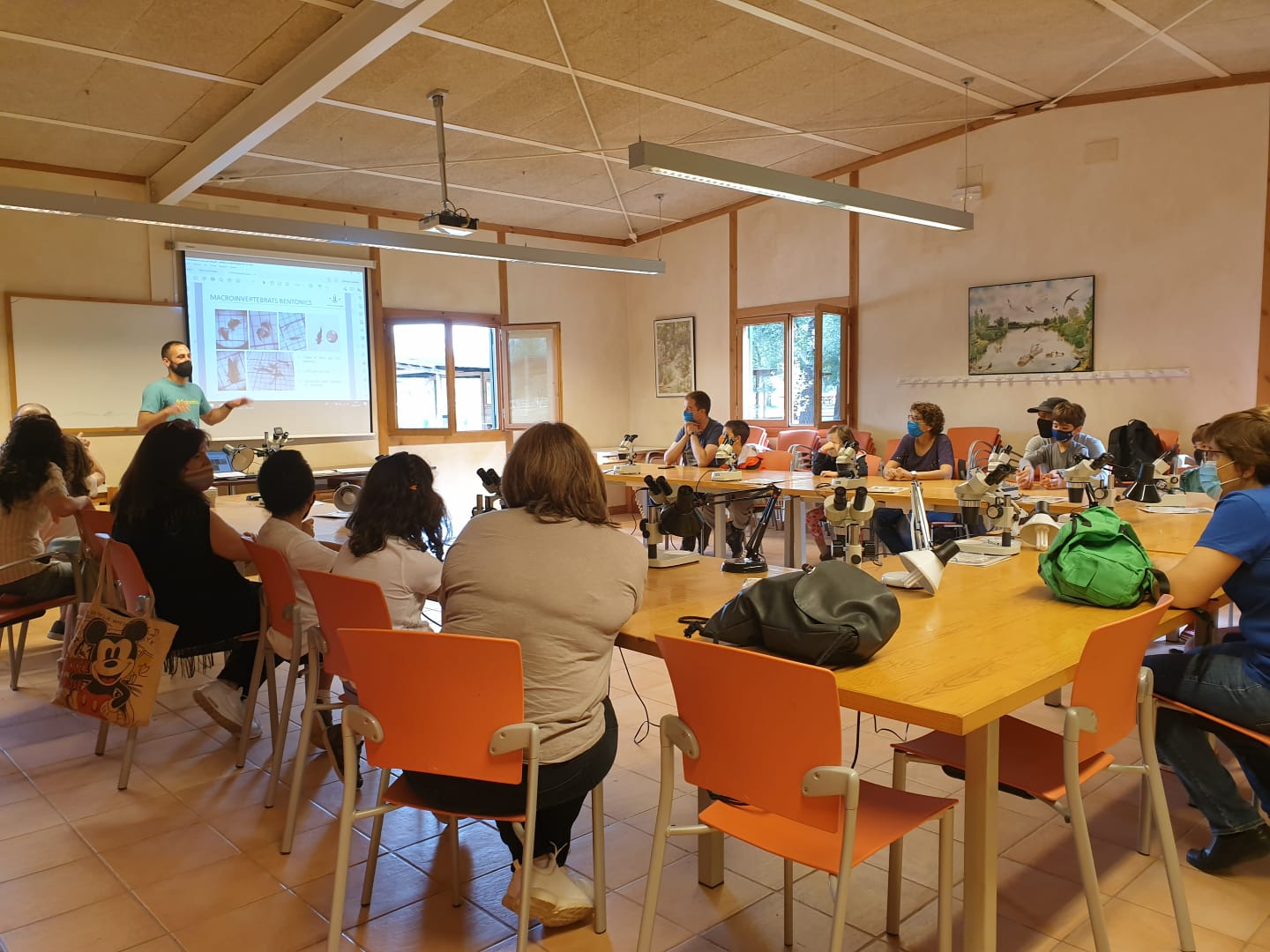 Una explicació teòrica sobre l'observació de macroinvertebrats, a càrrec d'Antoni Palau