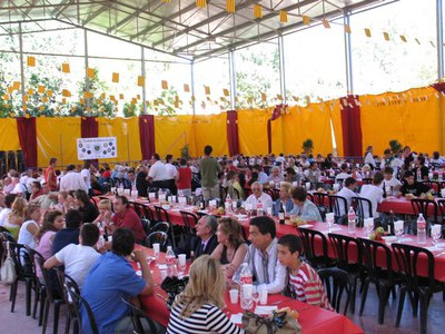 Dinar de germanor a la pista coberta.