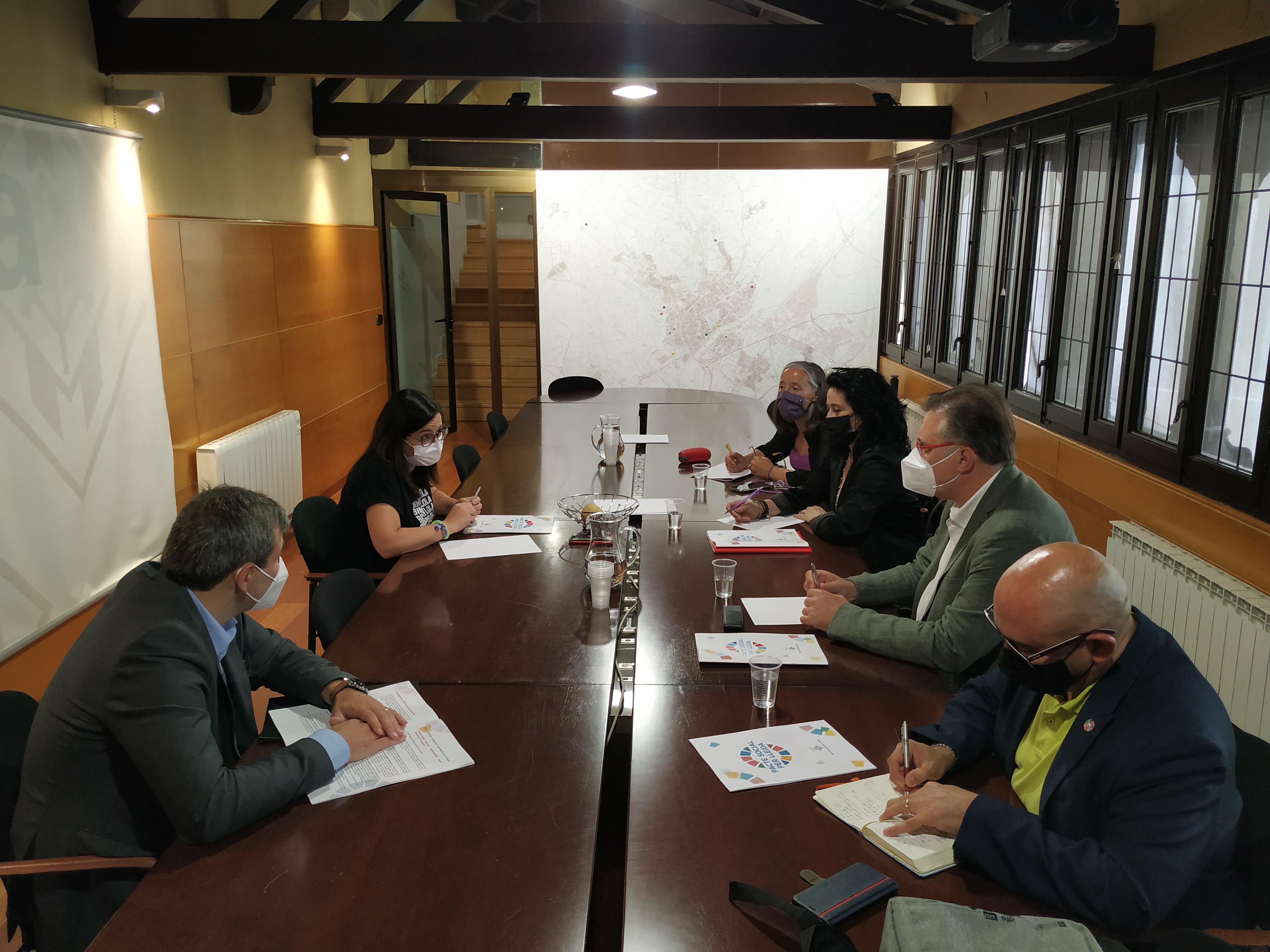 Un moment de la reunió celebrada aquest migdia a la 2a planta de l'Ajuntament.