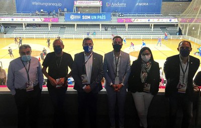 El paer en cap, la tinent d'alcalde i el regidor d'Esports, amb el president del Llista i l'ambaixador espanyol a Andorra i el subdelegat del Govern ….