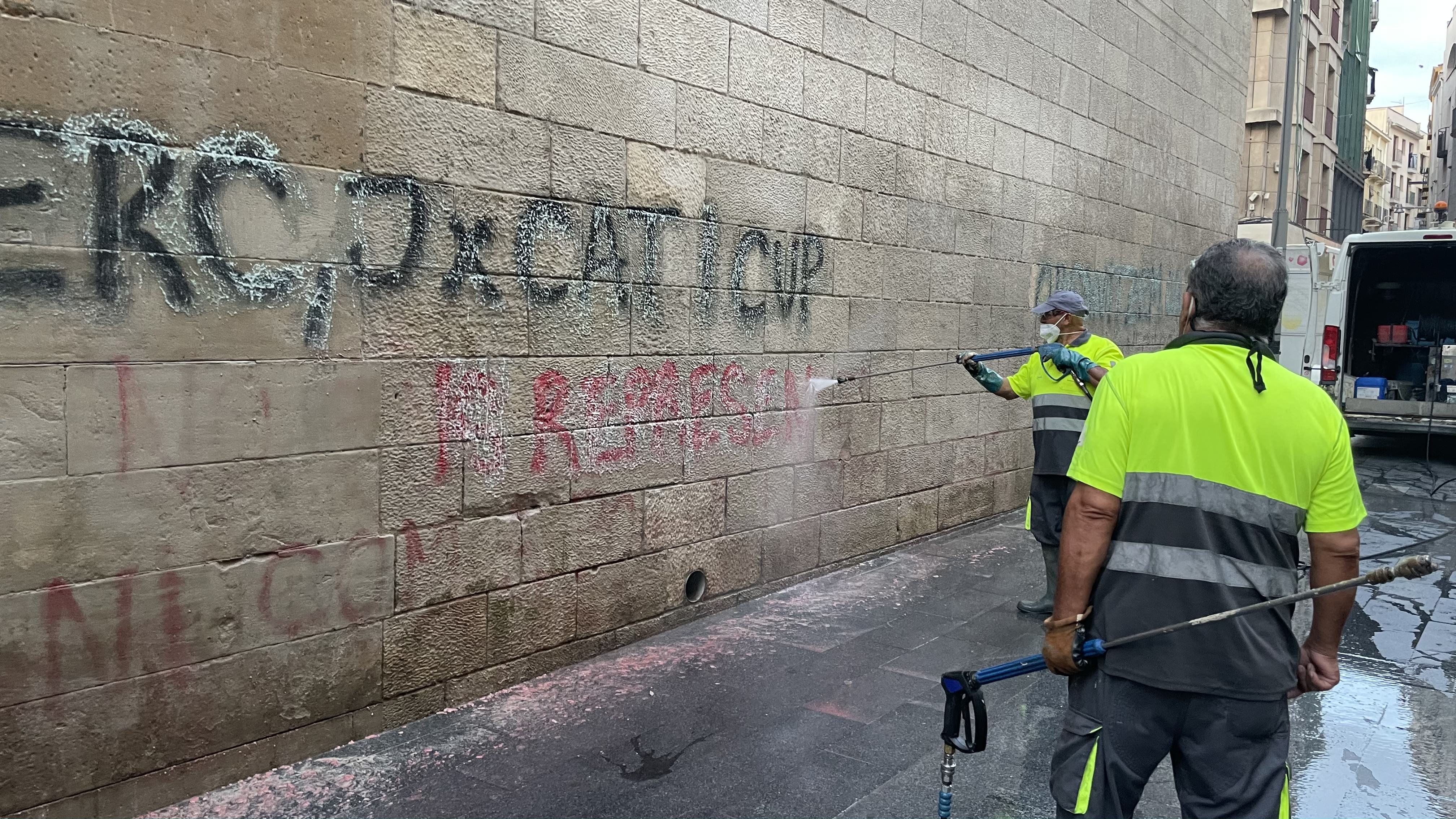 Operaris d'Ilnet han netejat aquest matí la façana de l'IEI