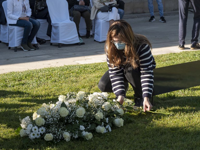 Ofrena floral en l'acte d'aquest dijous, al nou espai habilitat per al record i visibilització del dol perinatal