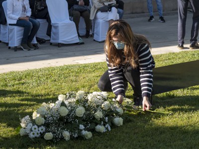 Ofrena floral en l'acte d'aquest dijous, al nou espai habilitat per al record i visibilització del dol perinatal.