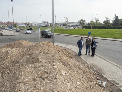 Les terres acumulades al costat de la rotonda del cementiri serviran per arranjar una zona verda.