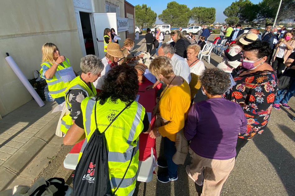 Un grup de voluntàries han inscrit i repartit els dorsals als participants