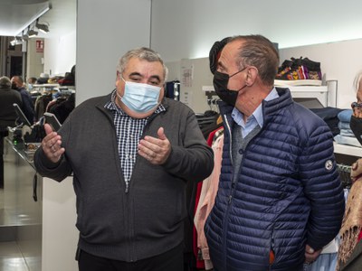 L'alcalde Miquel Pueyo ha assistit a la inauguració de la nova botiga del projecte Troballes de Càritas, al carrer Sant Antoni..