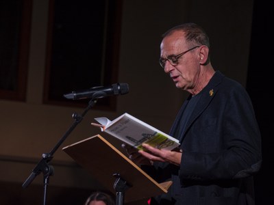 L'alcalde ha llegit un fragment de les 'Proses de Ponent', de Josep Vallverdú, per adreçar el seu missatge.