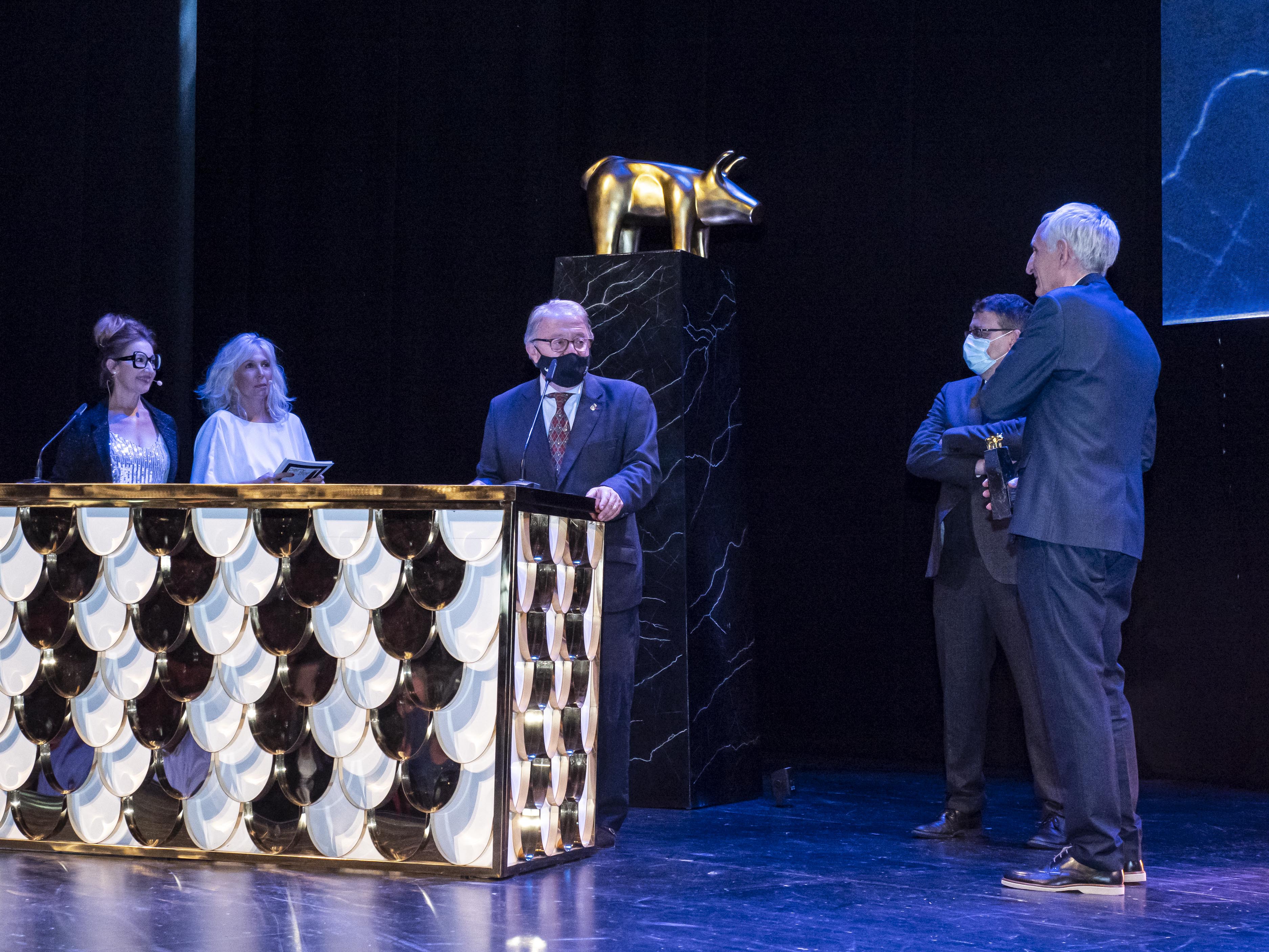 El tinent d'alcalde Paco Cerdà, com a president de Mercolleida, ha recollit el reconeixement de l'IRTA a la llotja lleidatana pel seu 50è aniversari