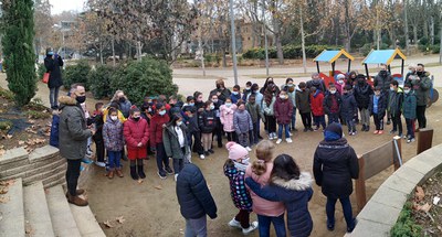 Els infants, a l'entorn del cartell del seu decàleg, als Camps Elisis..