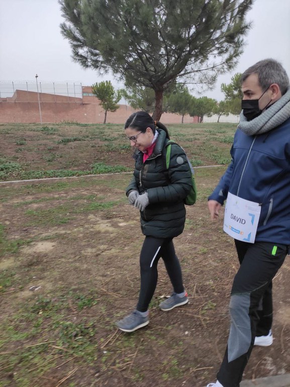 La tinent d'alcalde Jordina Freixenet i el regidor David Melé fent la caminada que ha transcorregut pels camins de l'Horta