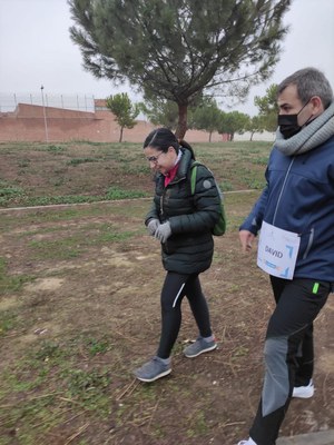 La tinent d'alcalde Jordina Freixenet i el regidor David Melé fent la caminada que ha transcorregut pels camins de l'Horta.