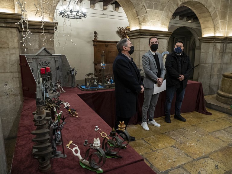 Abans del pregó, s'ha inaugurat l'exposició-memorial del mestre pessebrista Josep A. Codony al pati de la Paeria