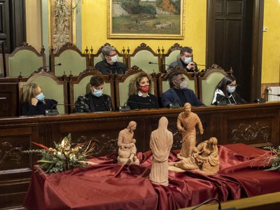 Una nodrida representació de regidors dels grups municipals i altres autoritats durant la lectura del pregó.