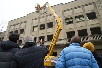 Els operaris de l'empresa encarregada han iniciat avui les tasques per retirar l'emblema.