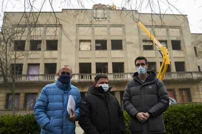 Pueyo, el responsable de l'empresa Biosca, Manel Biosca, i Postius, davant de l'edifici.