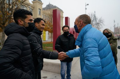 El paer en cap saluda els joves que han elaborat les lletres..
