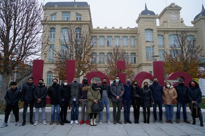Els representants municipals amb l'alumnat i equip de l'IMO que han treballat en l'elaboració de les lletres..