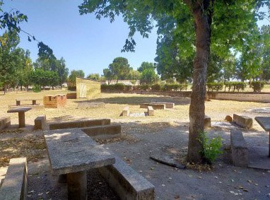 Avui es fan els treballs per demolir les taules de pícnic de les Basses d'Alpicat.