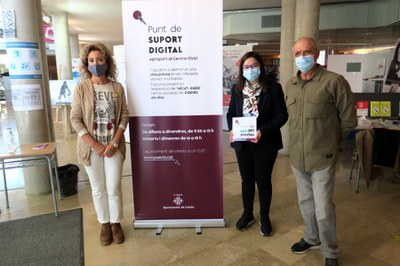 La tinenta d'alcalde Jordina Freixanet i la regidora Marta Gispert, amb el president de la FAV, Toni Baró, en la posada en marxa del Punt de Suport D….