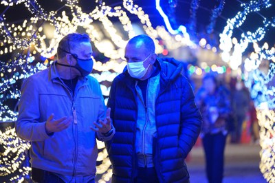 L'alcalde Pueyo i el president de l'AV del Secà, José Carreiro, al parc de Nadal del barri.