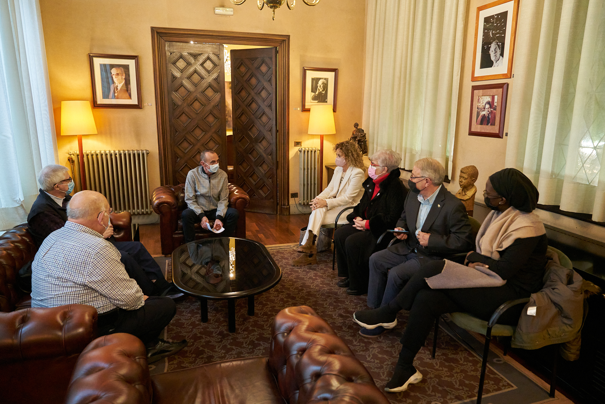 Abans de la signatura, hi ha hagut una recepció al despatx noble de la Paeria amb els regidors dels grups que han assistit a l'acte