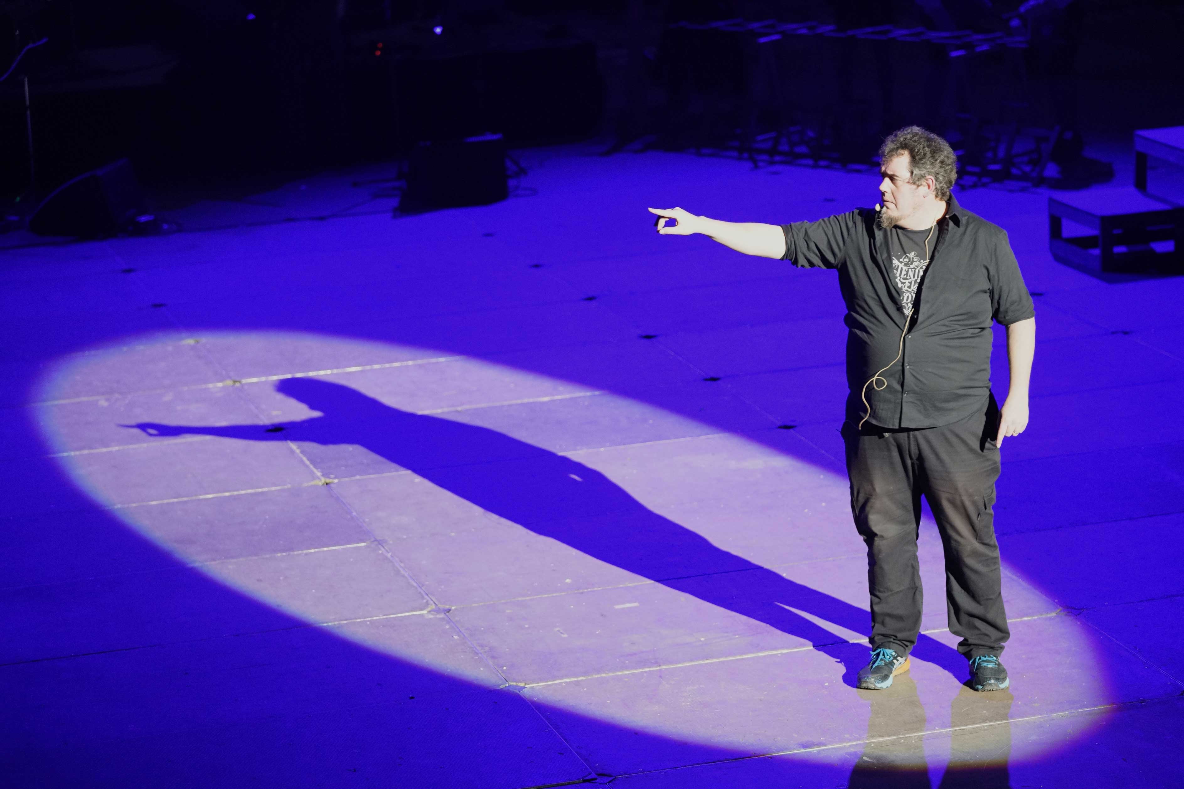 Ferran Aixalà interpretant el seu paper com a conductor de l'espectacle