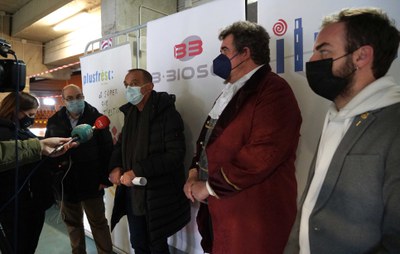 El paer en cap, el regidor de Festes i l'actor Ferran Aixalà han fet una atenció a la premsa al Pavelló Barris Nord.