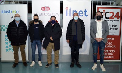 El paer en cap i el regidor amb els patrocinadors de la Factoria dels Reixos.