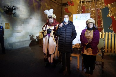 L'alcalde s'ha adreçat a les famílies que han assistit a la plaça Paeria a la recepció del Gran Camarlenc a la plaça de la Paeria..