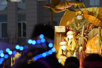El rei Gaspar al capdamunt de la seva carrossa durant el recorregut per la ciutat.