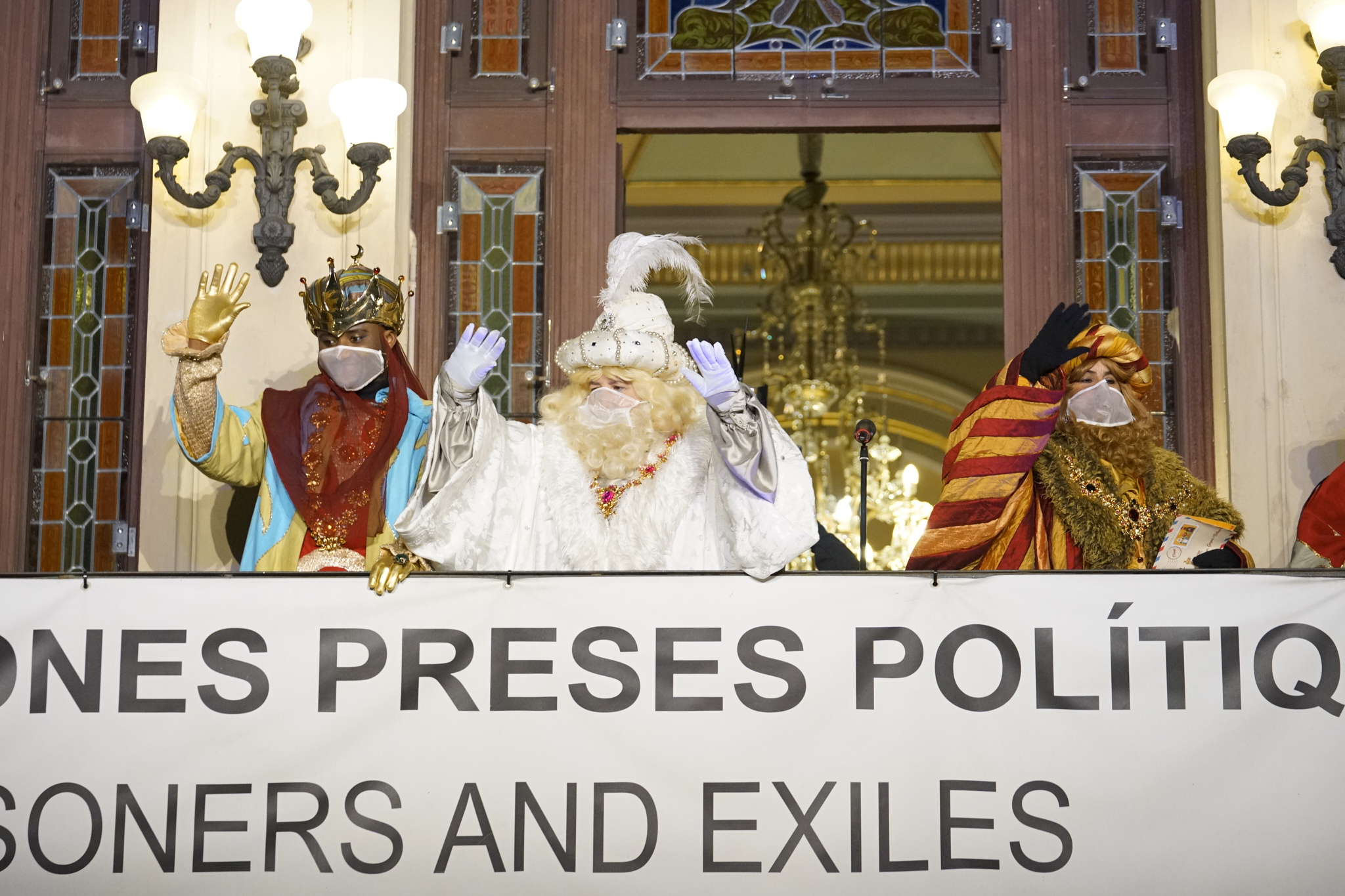 Els tres reis saludant des del balcó de la Paeria