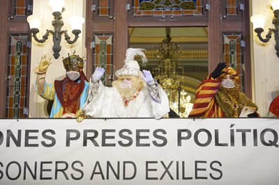 Els tres reis saludant des del balcó de la Paeria.