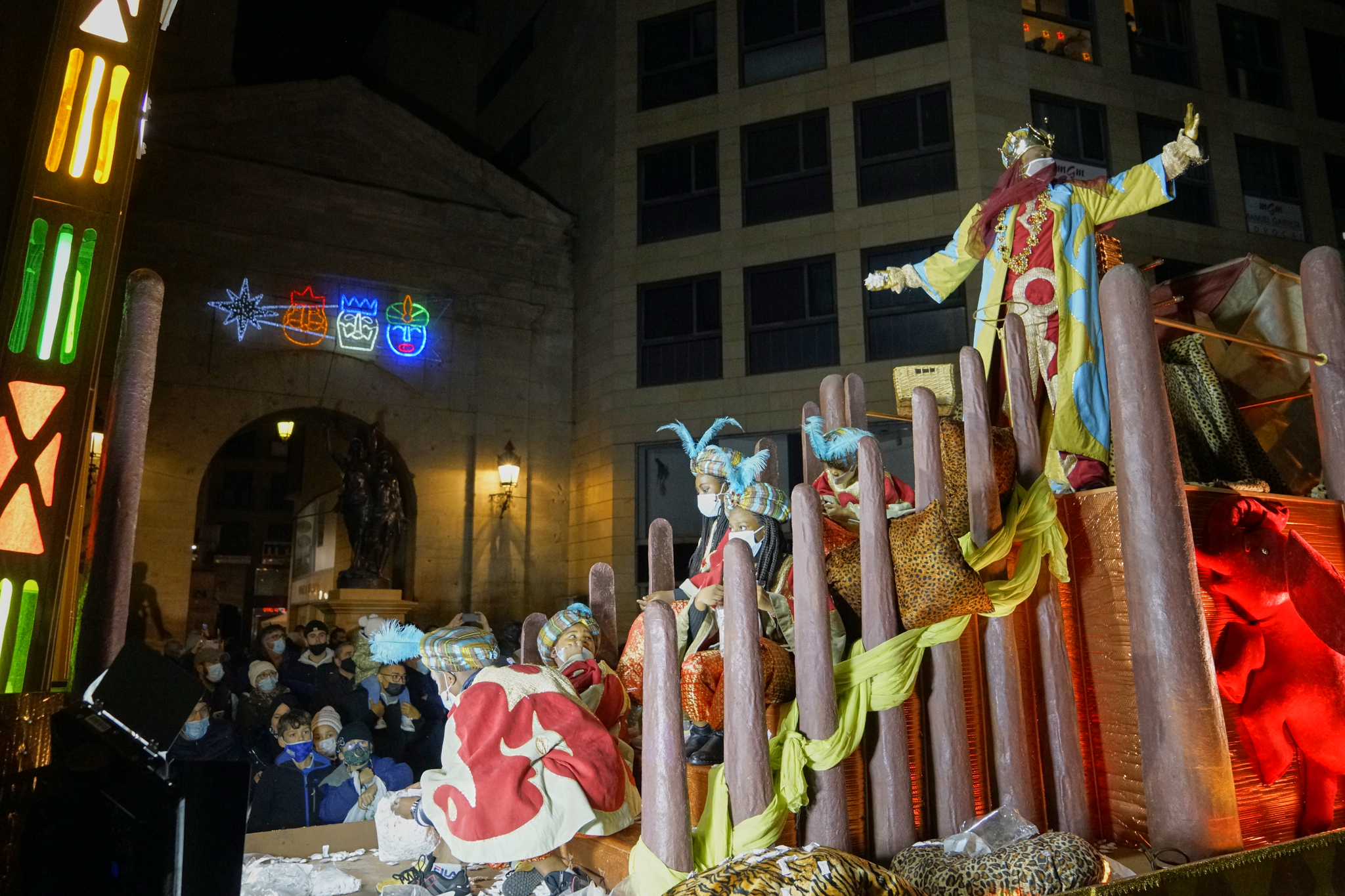 La carrossa del rei Baltasar, al seu pas per l'Arc del Pont