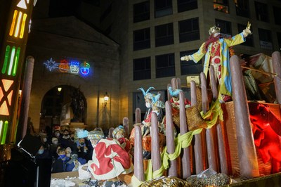 La carrossa del rei Baltasar, al seu pas per l'Arc del Pont.
