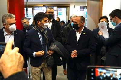 Jordi Puigneró, rebut pel paer en cap, Miquel Pueyo, en la seva arribada a la Cambra de Comerç de Lleida..