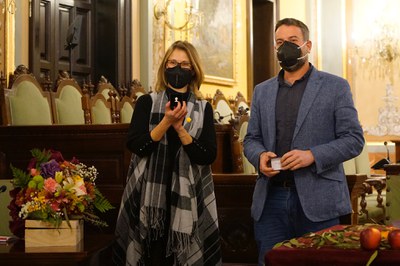 Marc Vives, en nom d'Els Pagesos, ha lliurat el pin d'honor a Meritxell Serret.