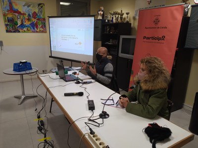 La regidora de Participació, M. Gispert, i el de Mobilitat, J. R. Castro, telemàticament, han presentat als veïns i veïnes l’estudi de Mobilitat de l….