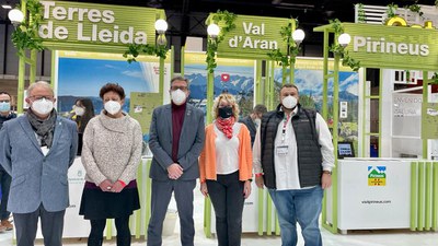 El tinent d'alcalde Paco Cerdà, aquest matí a FITUR, en l'espai per a les Terres de Lleida amb el president de la Diputació, Joan Talarn..