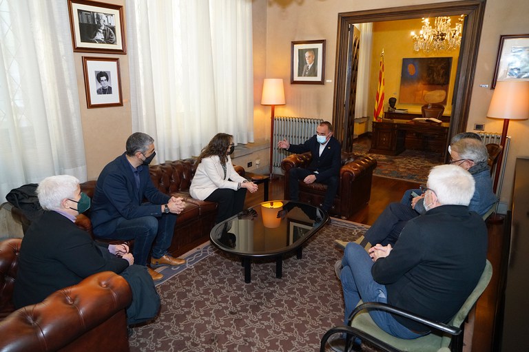 El despatx noble d'alcaldia ha acollit una breu trobada de la consellera amb l'alcalde i diversos regidors de la corporació