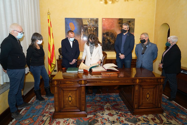 La consellera ha signat al Llibre d'Honor de la Paeria