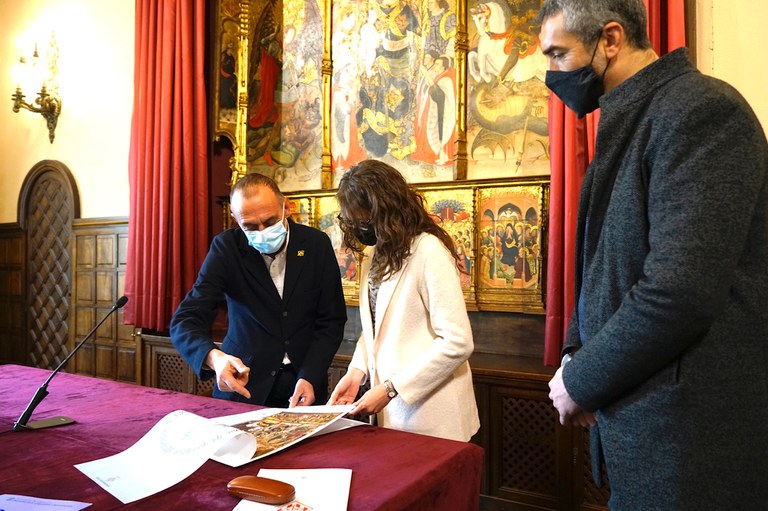 L'alcalde ha mostrat a Verge el Retaule dels Paers i l'ha obsequiat amb una reproducció del mateix