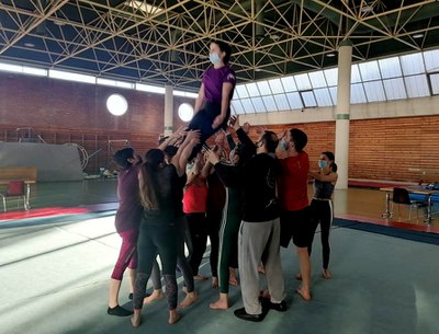 La companyia de circ catalana Eia ha ofert aquesta tarda un taller d’aquesta disciplina a l’Inef Lleida. Demà, a les 20 hores, actuen al Teatre de la….