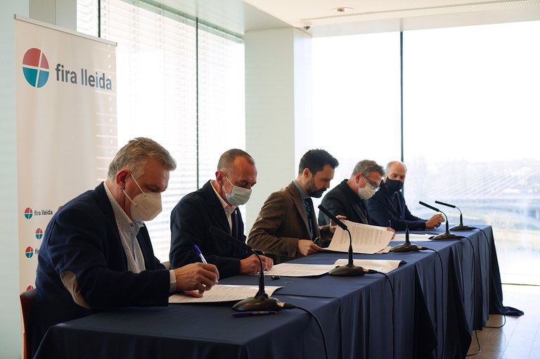 Els quatre patrons de Fira de Lleida han signat el protocol de col·laboració per engegar el procés per construir el nou pavelló, pendent des de fa anys, que comptarà amb 4.138 m² de superfície coberta i tindrà un cost de 3,5 M€