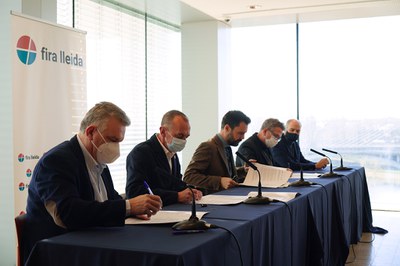 Els quatre patrons de Fira de Lleida han signat el protocol de col·laboració per engegar el procés per construir el nou pavelló, pendent des de fa an….