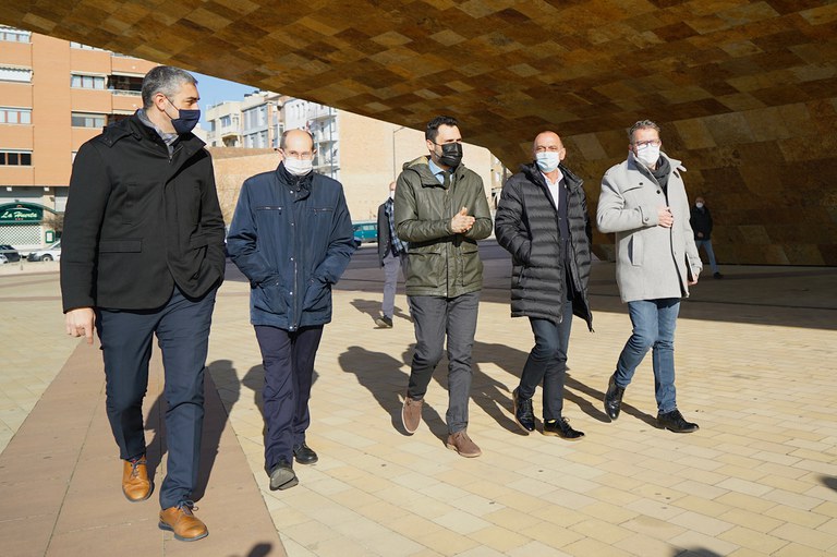 L'alcalde Miquel Pueyo amb el conseller Roger Torrent i el president de la Diputació, Joan Talarn, a la Llotja, on s'ha signat el protocol de col·laboració per construir el nou pavelló de Fira de Lleida