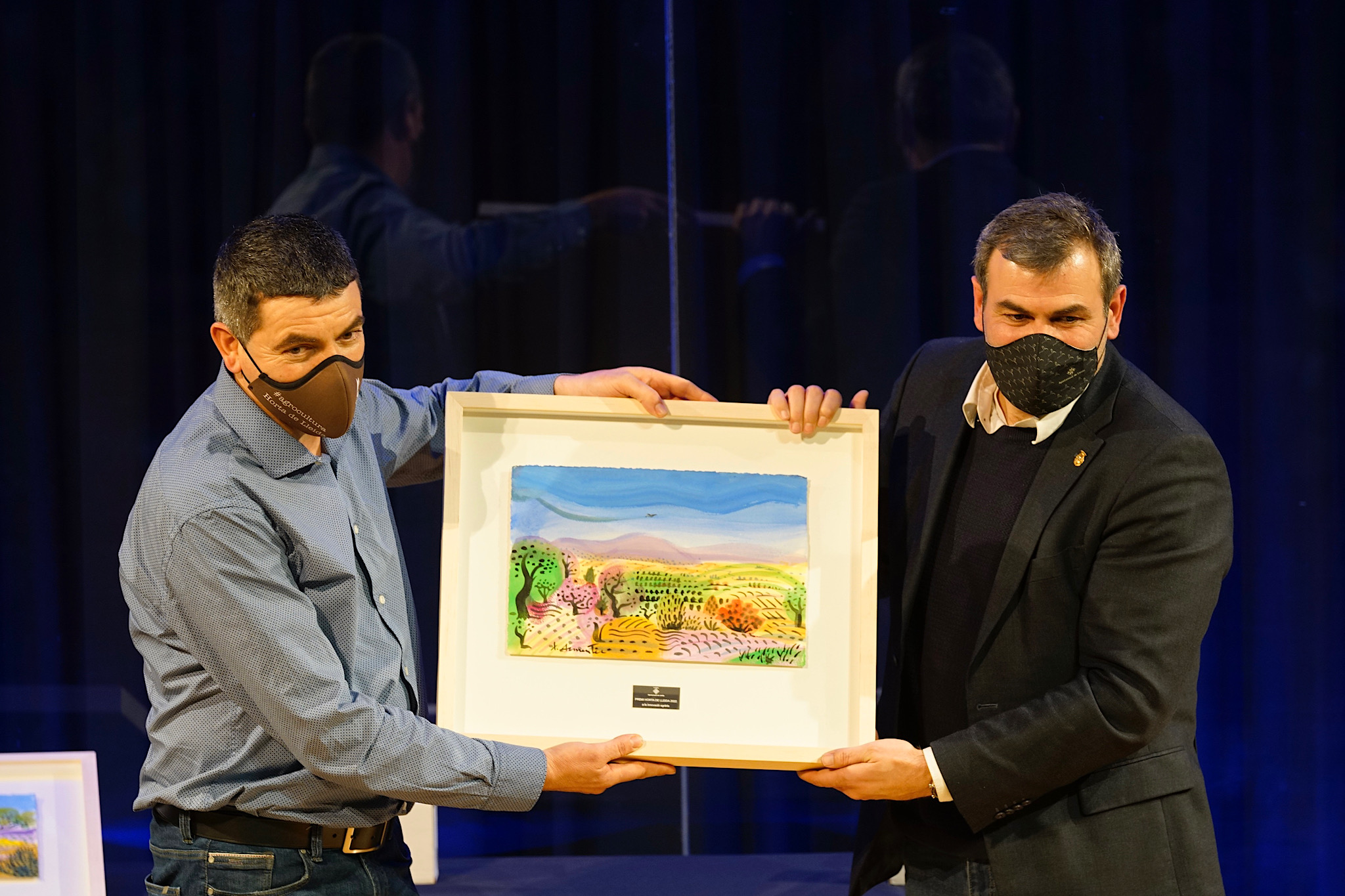 El regidor David Melé ha lliurat el guardó a Granja Pifarré a la innovació en l'activitat agrícola a l'Horta