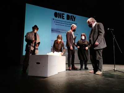 S'ha dut a terme una encesa d'espelmes en homenatge a les víctimes.