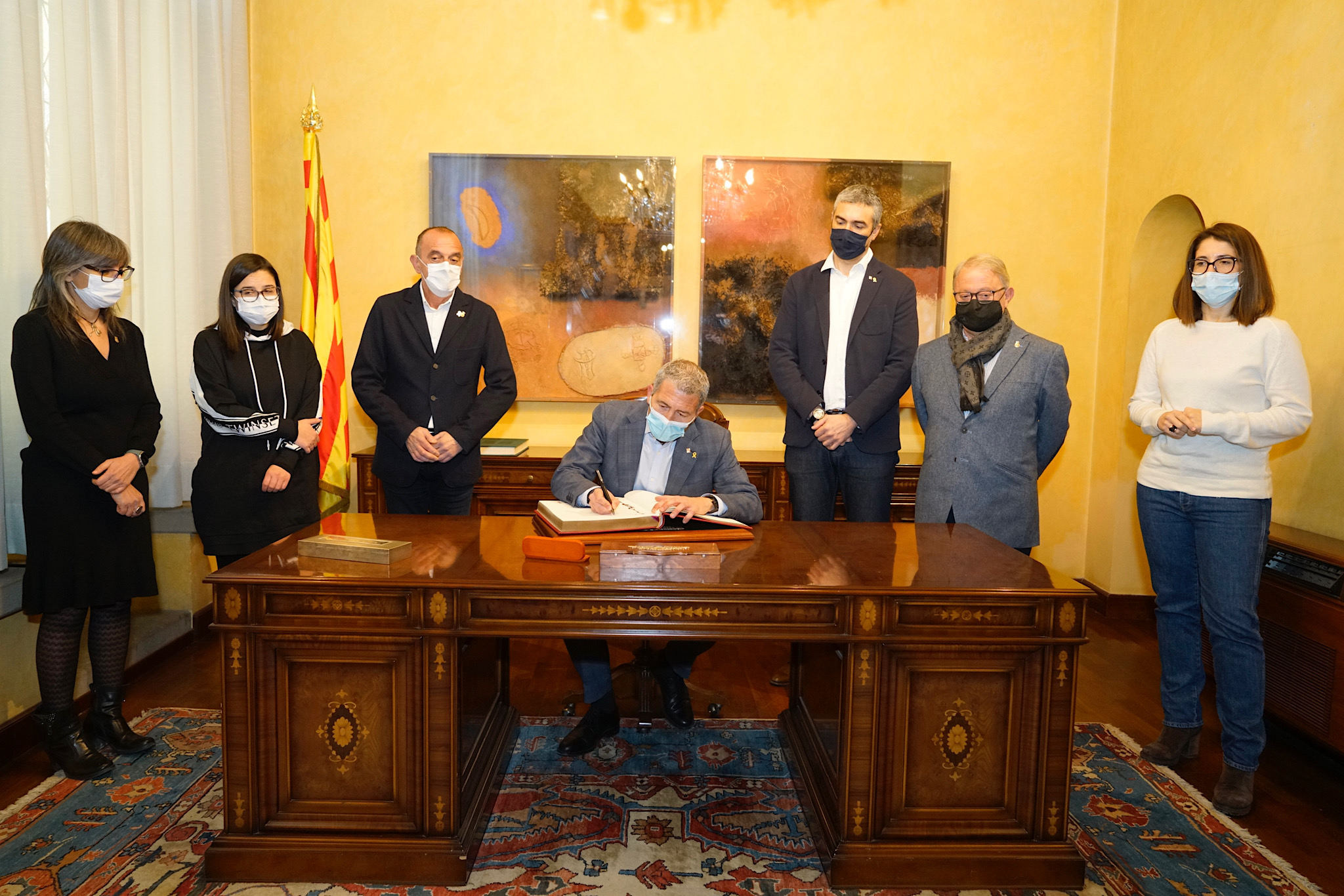 El conseller Josep González-Cambray ha firmat el Llibre d'Or de l'Ajuntament de Lleida.
