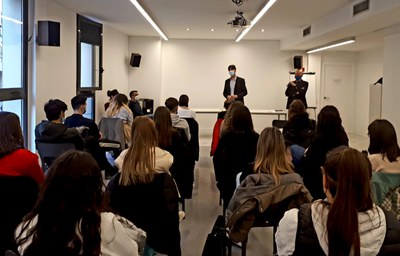 L’eurodiputat Solé ha explicat què fan els membres del Parlament Europeu i com funciona. Seguidament, l'alumnat del Lladonosa ha fet preguntes i ha i….