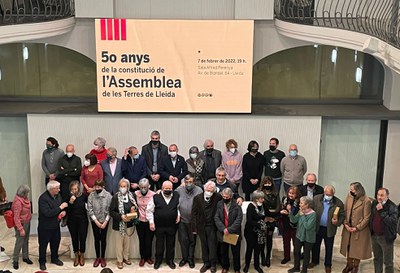 Els integrants de l'Assemblea i els familiars, amb els representants de les institucions..